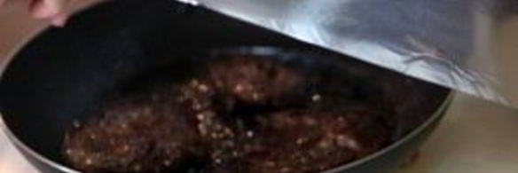 стейк на сковороде