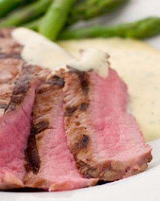 Стейк под соусом бернез со спаржей