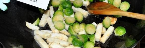 стейк с брюссельской капустой и сельдереем