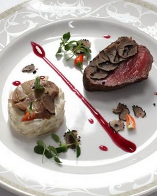 Стейк с черным трюфелем, фуа-гра и томленым корнем сельдерея