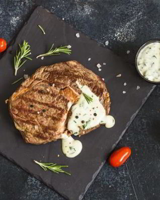 Стейк с соусом из голубого сыра