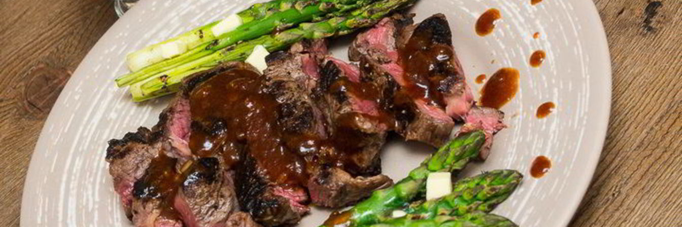 Стейк со спаржей