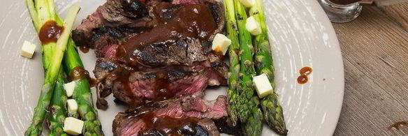 стейк со спаржей
