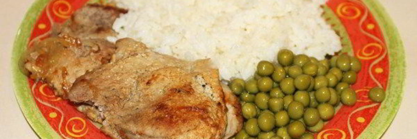 Стейки из свинины с луком на сковороде