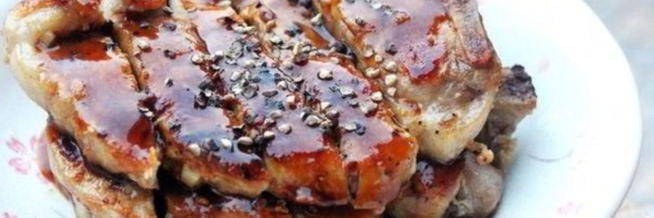 Свиные стейки с соусом из черного перца