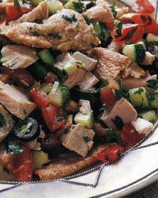 Тунисский фатуш со стейком из тунца