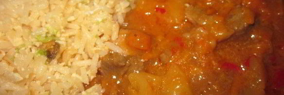 свинина в кисло-сладком соусе с жареным рисом на гарнир — ужин родом из китая