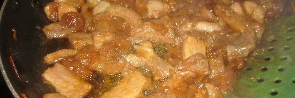 свинина в кисло-сладком соусе с жареным рисом на гарнир — ужин родом из китая