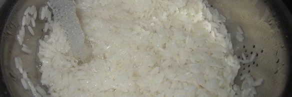 свинина в кисло-сладком соусе с жареным рисом на гарнир — ужин родом из китая