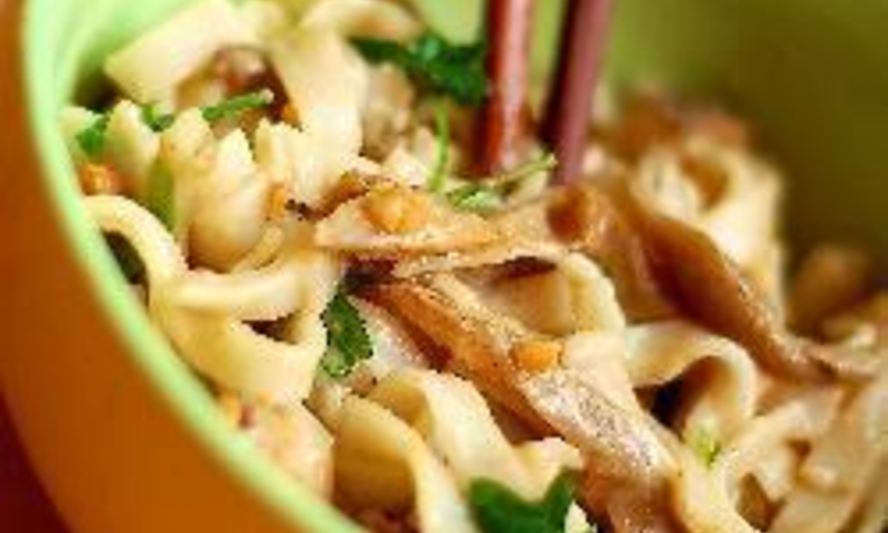 Рецепт тайской лапши с грибами и арахисом