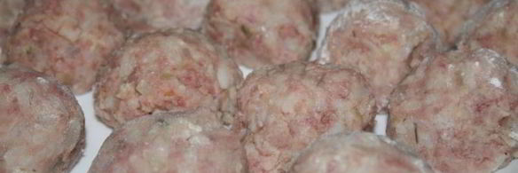 говяжьи тефтели с жареным луком