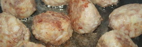 говяжьи тефтели с жареным луком