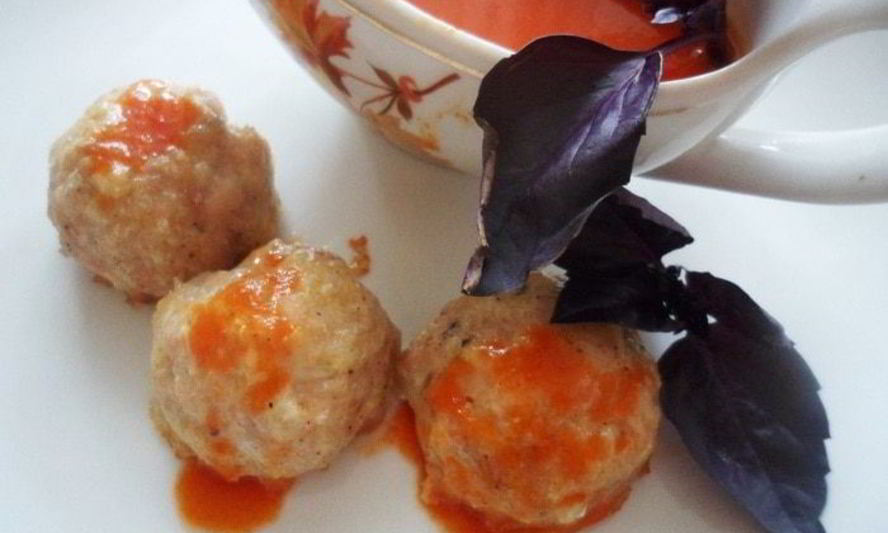 Рецепт куриных тефтелей с базиликом и томатным соусом