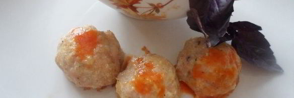 куриные тефтели с базиликом и томатным соусом