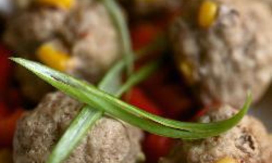 Рецепт куриных тефтелек с кукурузой и ананасами