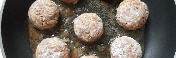 мясные тефтели с рисом и овощами в томатном соусе