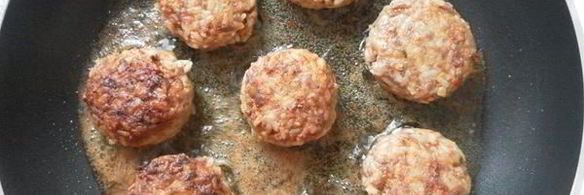 мясные тефтели с рисом и овощами в томатном соусе