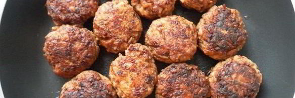 мясные тефтели с рисом и овощами в томатном соусе