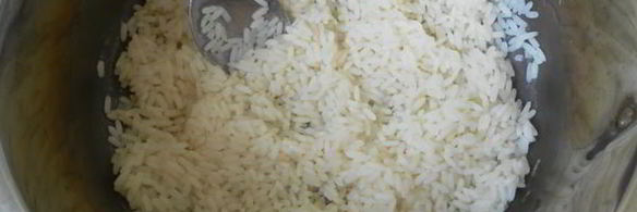 мясные тефтели с рисом и овощами в томатном соусе