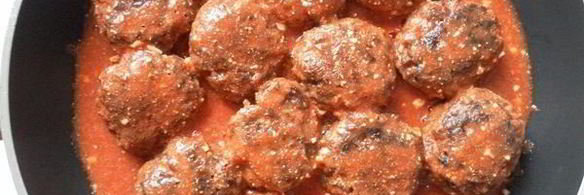 мясные тефтели с рисом и овощами в томатном соусе