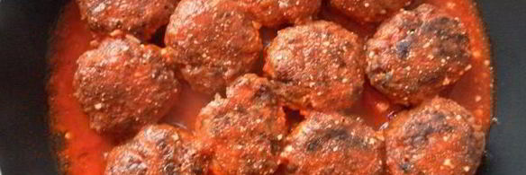 мясные тефтели с рисом и овощами в томатном соусе