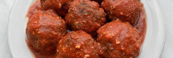 мясные тефтели с рисом и овощами в томатном соусе