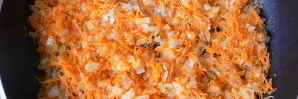 мясные тефтели с рисом и овощами в томатном соусе