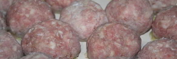 нежные домашние тефтели в томатной подливе