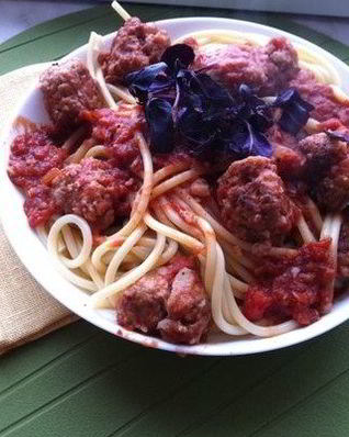 Спагетти болоньезе с тефтелями
