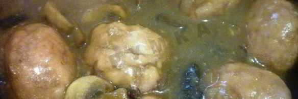 тефтели с тыквенным пюре под грибным соусом