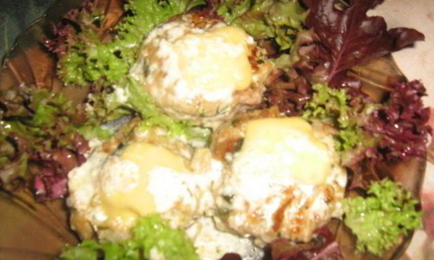 Рецепт тефтелей со шпинатом под йогуртно-сливочным соусом