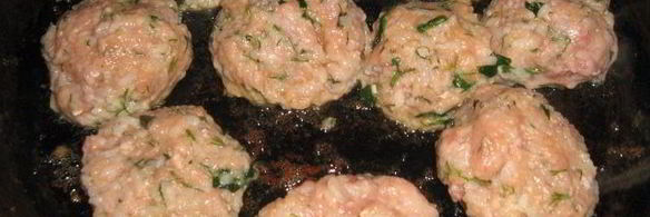 тефтели со шпинатом под йогуртно-сливочным соусом