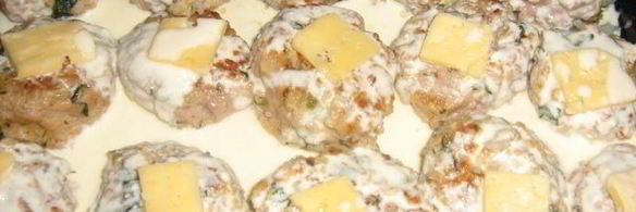 тефтели со шпинатом под йогуртно-сливочным соусом