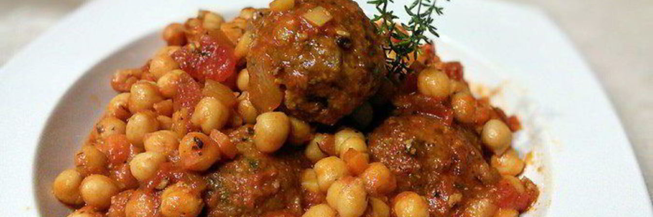 Тефтели в томатном соусе с нутом