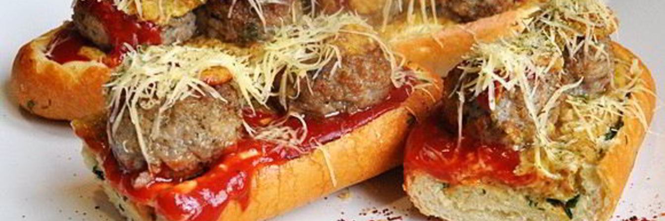 Тефтели, запеченные в багете