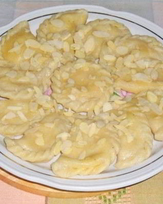 Постные вареники с начинкой из мака и миндаля с курагой