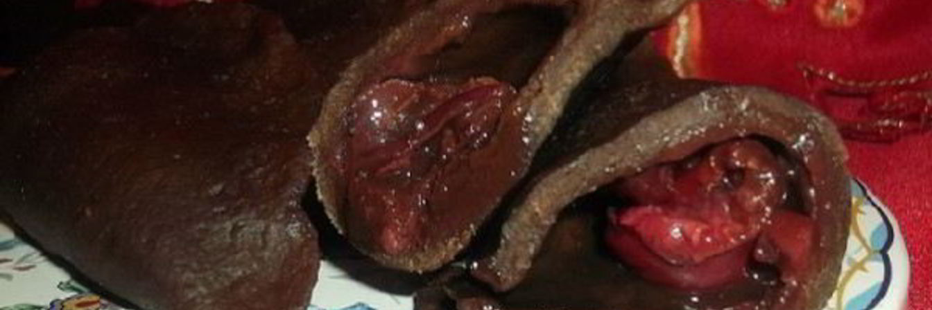 Шоколадные вареники с вишней