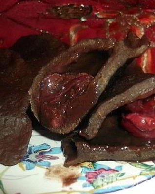 Шоколадные вареники с вишней