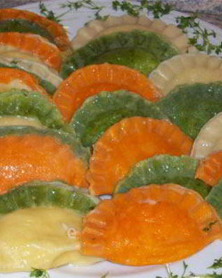 Цветные вареники с семгой