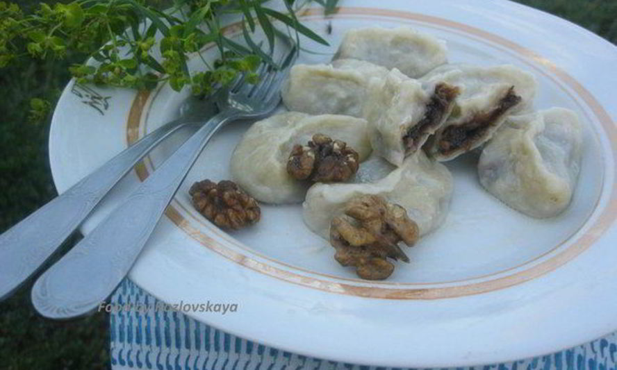 Рецепт вареников с черносливом, грецкими орехами и медом