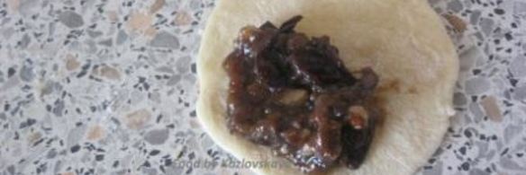 вареники с черносливом, грецкими орехами и медом