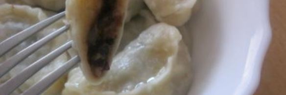 вареники с черносливом, грецкими орехами и медом