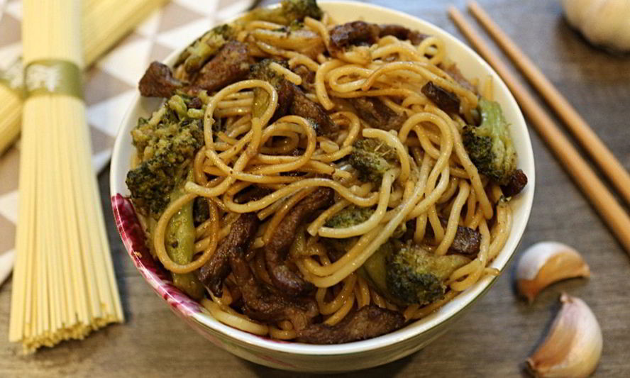 Рецепт яичной лапши с говядиной и брокколи