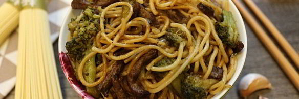 яичная лапша с говядиной и брокколи