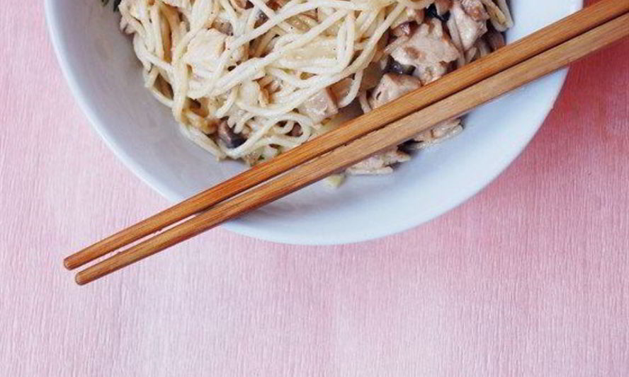 Рецепт яичной лапши с курицей и грибами