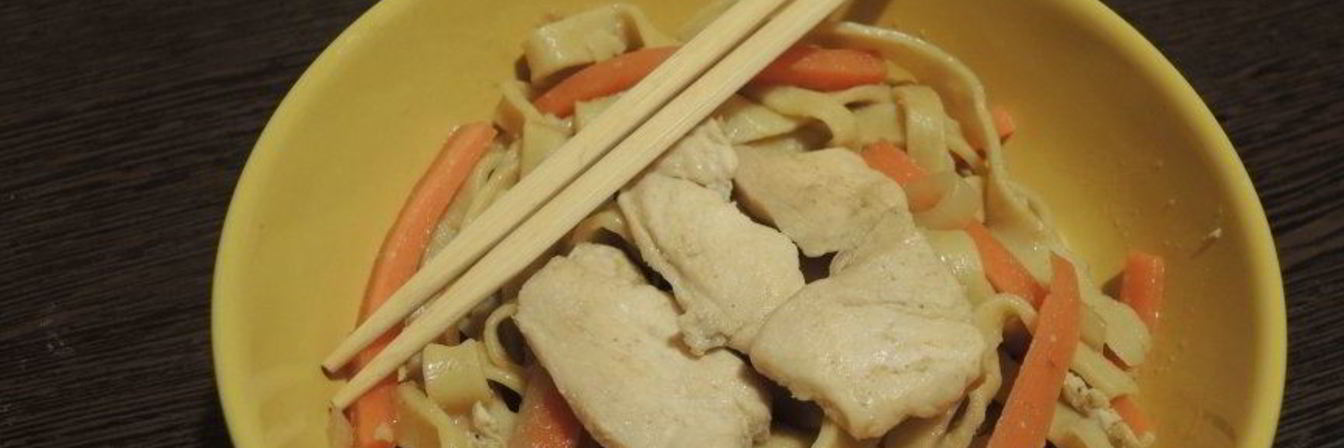 Яичная лапша с курицей и овощами