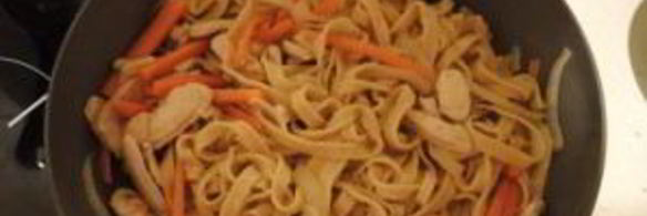 яичная лапша с курицей и овощами