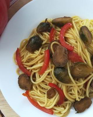 Яичная лапша с овощами по-азиатски