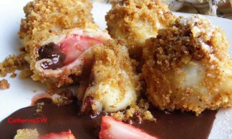 Рецепт заварных клецек с клубникой и шоколадным соусом