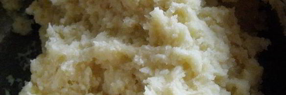 заварные клецки с клубникой и шоколадным соусом